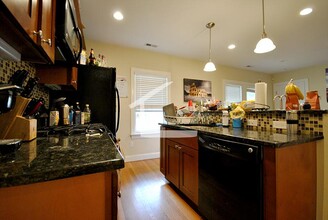 53 Dunboy St, Unit 2 in Boston, MA - Foto de edificio - Building Photo