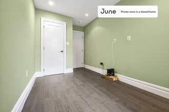 Private bedroom in 3 bed/1 bath Home in New York, NY - Building Photo - Building Photo