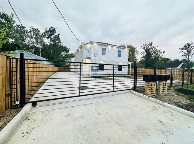 4512 Brinkley St, Unit B in Houston, TX - Foto de edificio - Building Photo