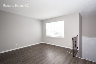 1226 E Cothrell St in Olathe, KS - Foto de edificio - Building Photo