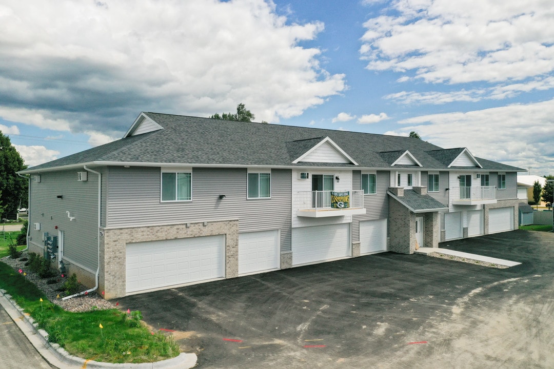 Lake Breeze Estates in Lake Geneva, WI - Foto de edificio