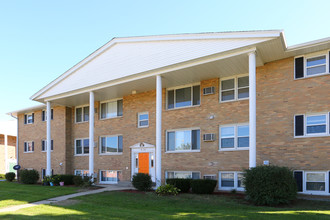 Laramie Apartment Homes in Rockford, IL - Building Photo - Building Photo