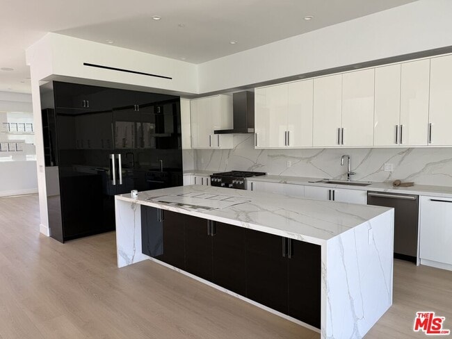 10360 Ilona Ave in Los Angeles, CA - Building Photo - Building Photo