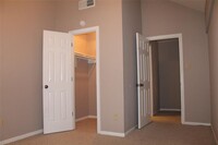 2211 S Kirkwood Rd photo'