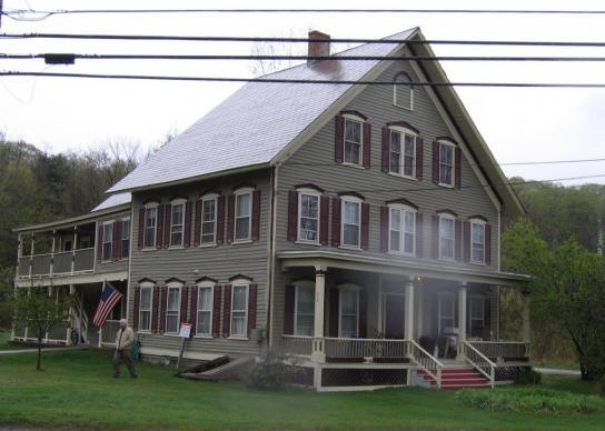 517 Depot St in Chester, VT - Building Photo