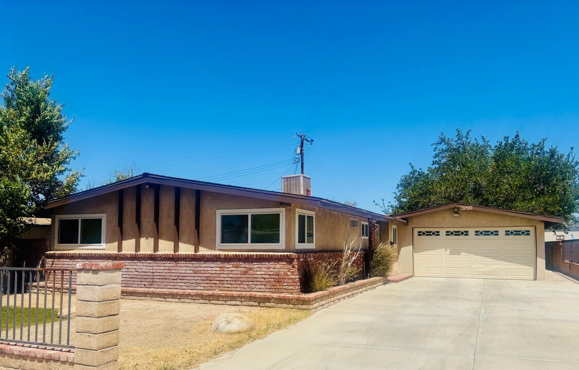 38416 Pond Ave in Palmdale, CA - Building Photo