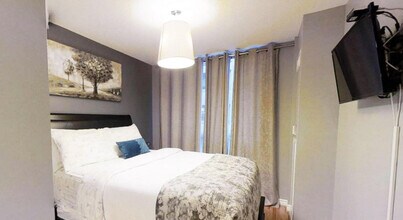 168 Simcoe St in Toronto, ON - Building Photo - Building Photo