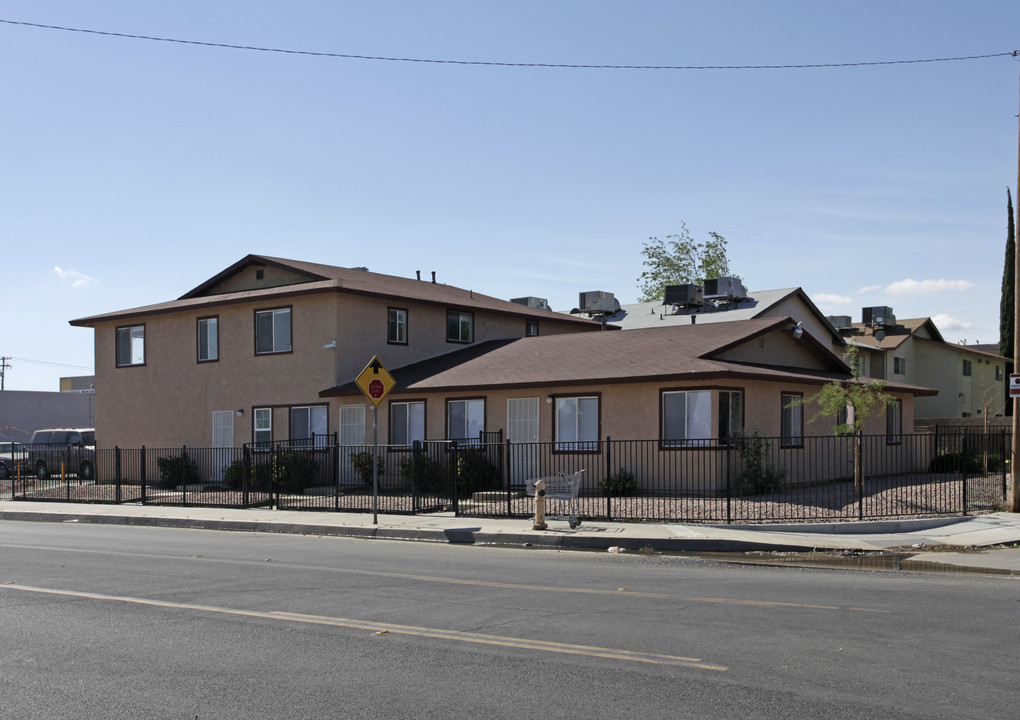 448 E Avenue Q in Palmdale, CA - Foto de edificio