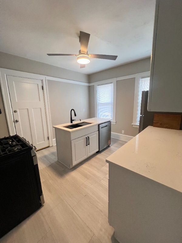 319 E Montana St, Unit 319 Lower in Milwaukee, WI - Foto de edificio - Building Photo