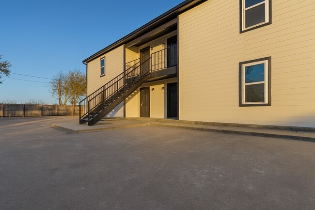 property at 1421 Kingston Dr