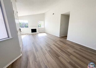 13143 E Mesa Verde Dr in Moorpark, CA - Building Photo - Building Photo