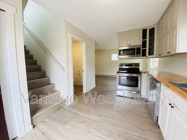 743 Martin Ave in Kelowna, BC - Building Photo - Building Photo