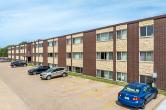 Seville in Iowa City, IA - Foto de edificio - Building Photo