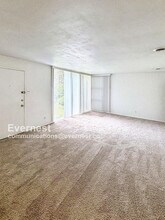 8313 Woodhurst Dr in Berkeley, MO - Foto de edificio - Building Photo