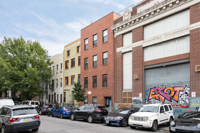 216 Boerum St in Brooklyn, NY - Building Photo - Building Photo