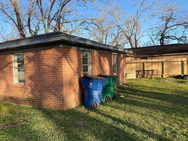 property at 609 W 6th St