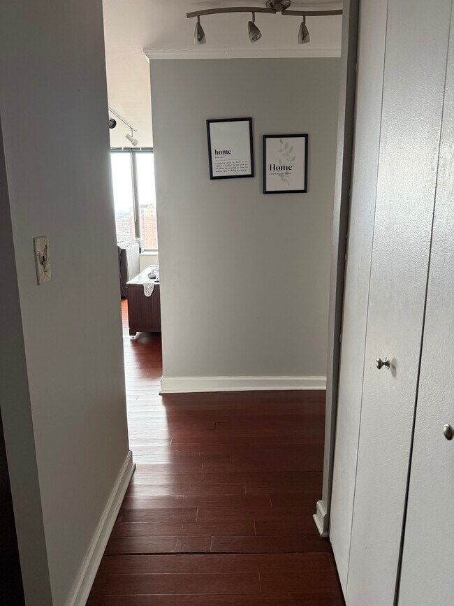 3930 N Pine Grove Ave, Unit 2110 in Chicago, IL - Building Photo - Building Photo