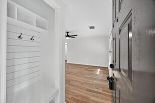 341 W Coleman Blvd in Mount Pleasant, SC - Building Photo