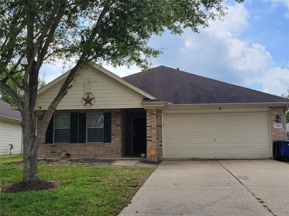 6748 River Ridge Ln in Dickinson, TX - Building Photo