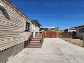 708 Curtis Dr in Bakersfield, CA - Foto de edificio - Building Photo