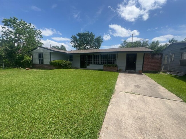 property at 5810 Glenhurst Dr