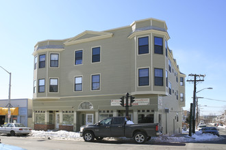 322-328 Main St in Everett, MA - Foto de edificio - Building Photo