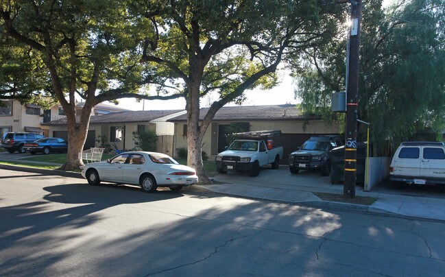 1108-1114 W Angeleno Ave in Burbank, CA - Foto de edificio - Building Photo