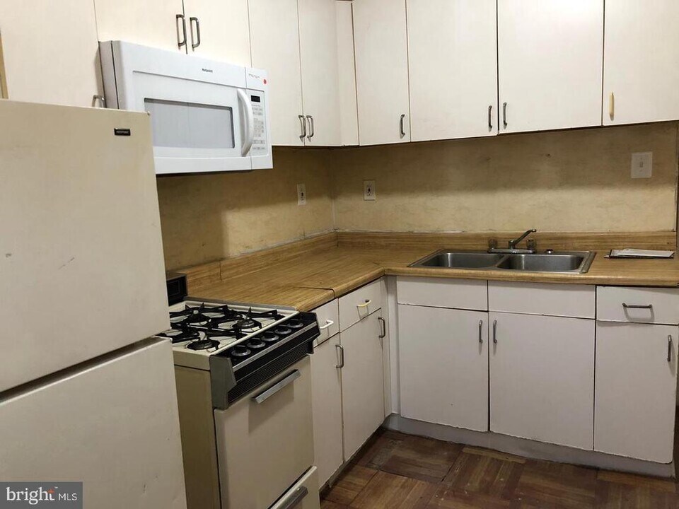 819 E Allegheny Ave in Philadelphia, PA - Building Photo