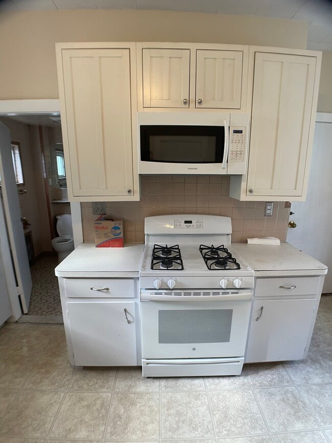 11 Clarendon Ave, Unit 2