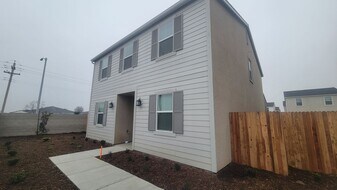 12570 Pensinger Rd in Bakersfield, CA - Building Photo