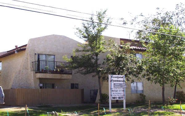 Courtyard Apartments in Adelanto, CA - Foto de edificio - Building Photo