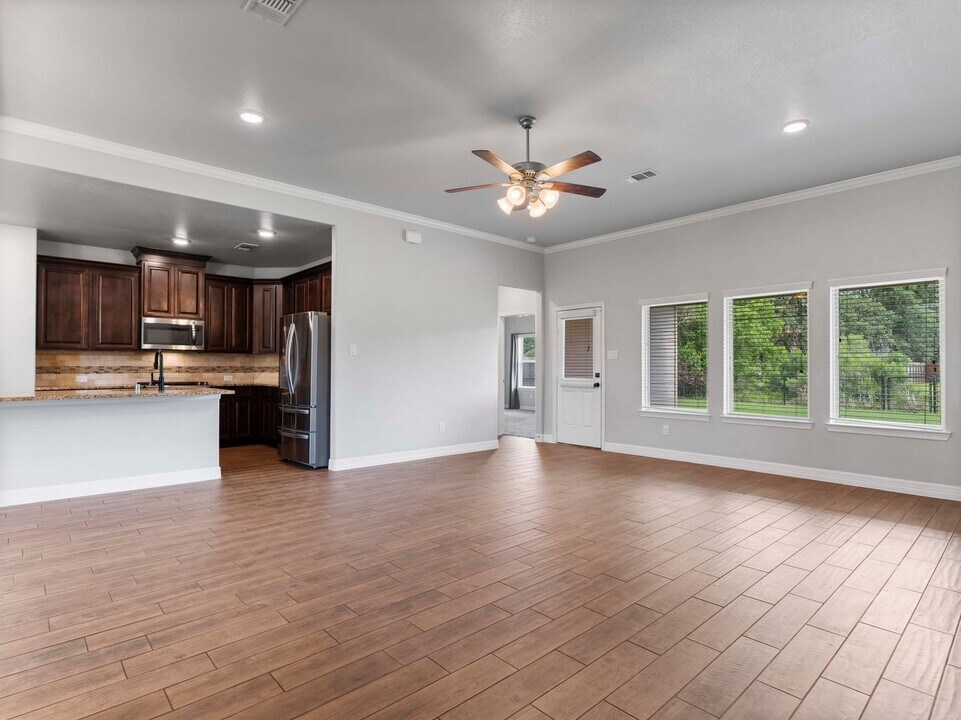244 Mossy Meadow Dr in West Columbia, TX - Building Photo