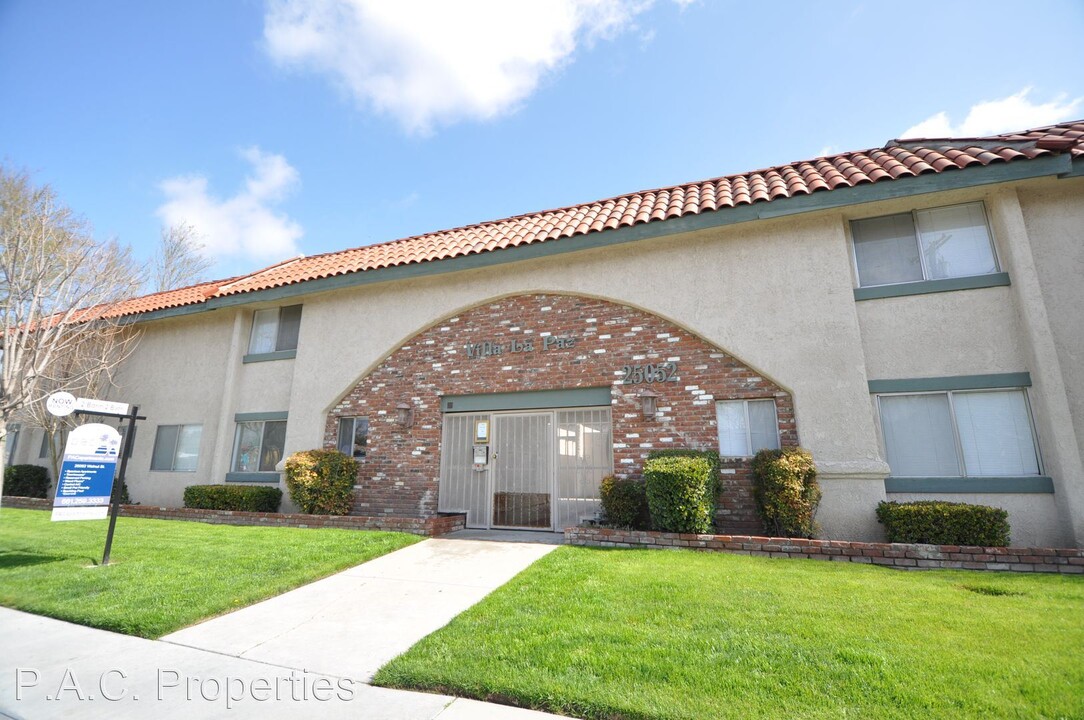 25052 Walnut St in Santa Clarita, CA - Building Photo