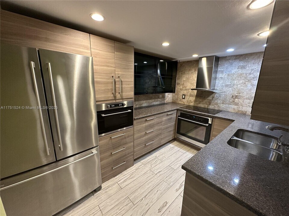 6010 S Falls Cir Dr in Lauderhill, FL - Building Photo