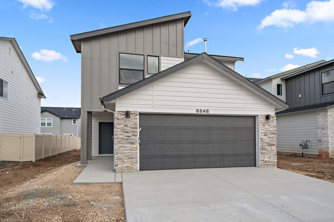 6846 W Dakota Crk Dr in Meridian, ID - Building Photo