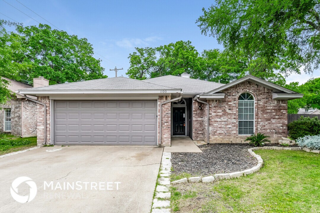 1100 Stone Creek Dr in Mansfield, TX - Building Photo