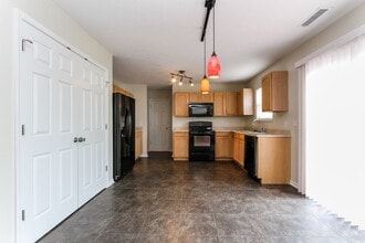 1685 Cedar Mill Dr in Avon, IN - Foto de edificio - Building Photo