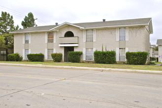 Hurst Estates in Hurst, TX - Building Photo - Building Photo