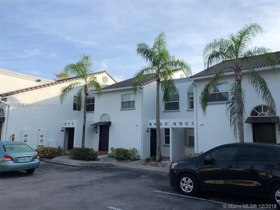 4671 NW 97th Ct in Doral, FL - Foto de edificio