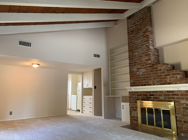 1260 N Hudson Ave in Pasadena, CA - Building Photo - Building Photo