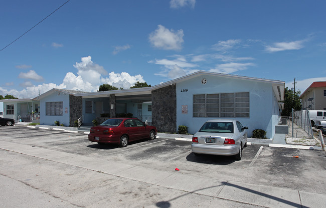 Madison Apartments in Hollywood, FL - Building Photo - Building Photo