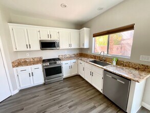 8329 Lavender Jade Ct in Las Vegas, NV - Building Photo - Building Photo