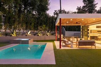 22020 Alizondo Dr in Woodland Hills, CA - Foto de edificio - Building Photo