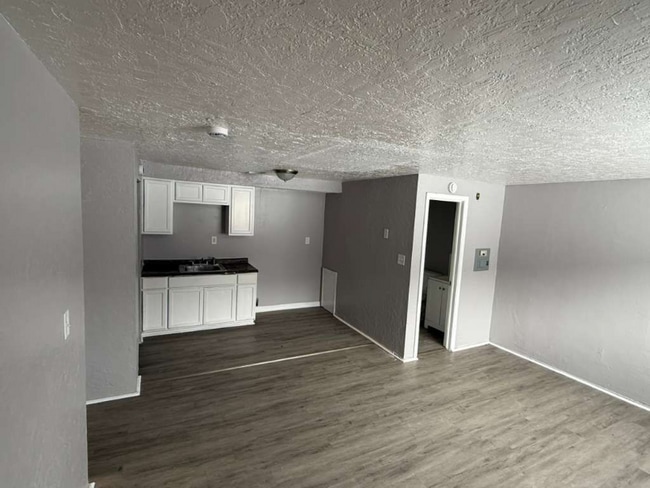 15112 Euclid Ave, Unit 206 in East Cleveland, OH - Foto de edificio - Building Photo