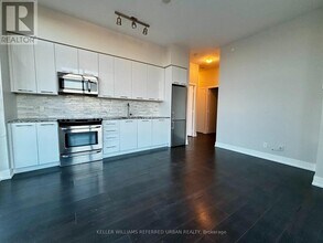 9471 Yonge St in Richmond Hill, ON - Building Photo - Building Photo