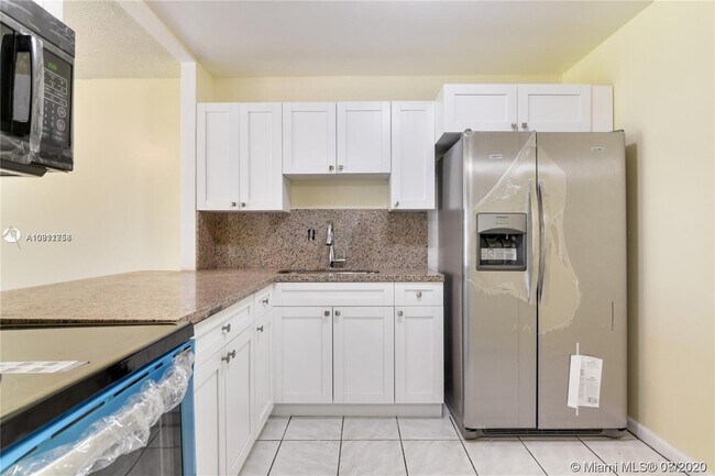 15221 NE 6th Ave-Unit -A103 in Miami, FL - Foto de edificio - Building Photo