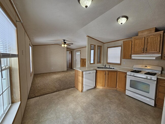 6 Evergreen Ln in Weedsport, NY - Foto de edificio - Building Photo