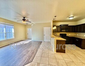 141 Bison Court Way in Mustang, OK - Foto de edificio - Building Photo