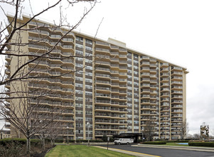 The Americana in Bayside, NY - Foto de edificio - Building Photo