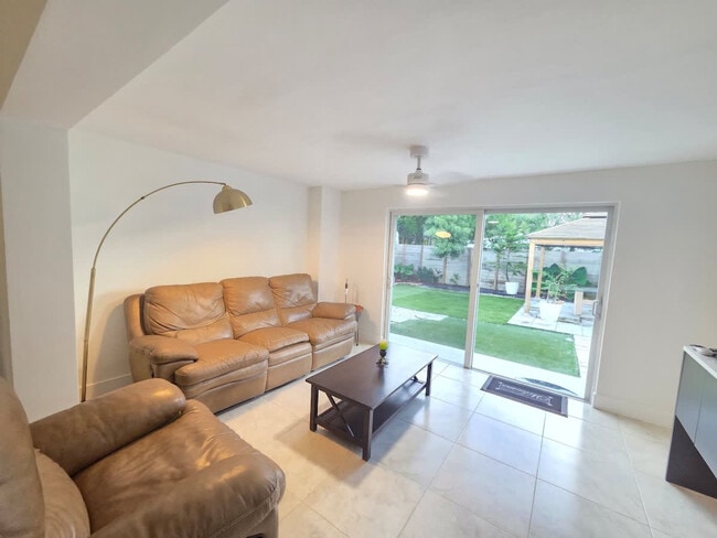 806 NE 4th St in Hallandale Beach, FL - Building Photo - Building Photo